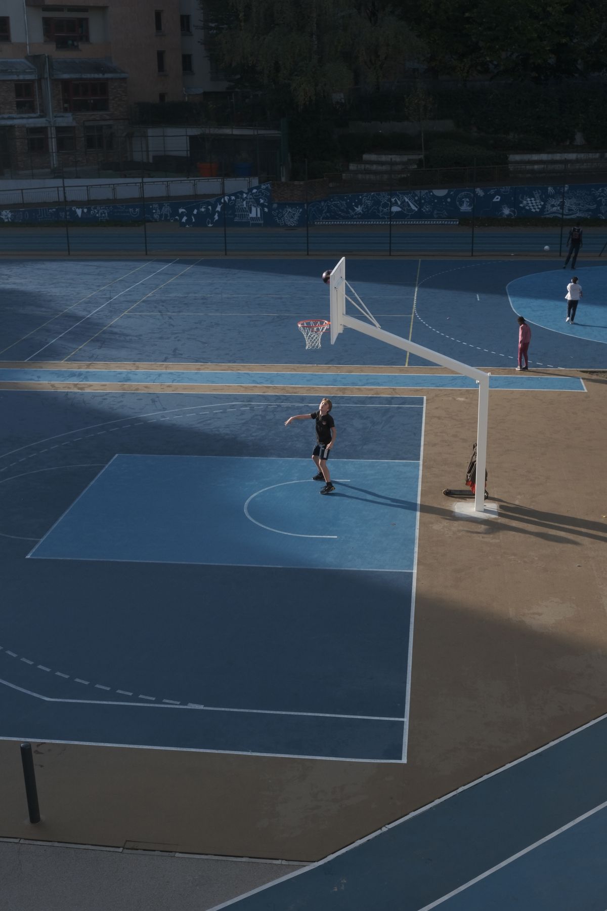 Jóvenes jugando básquet en una cancha al aire libre